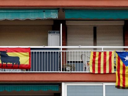 Banderas espa&ntilde;olas, senyeras y esteladas en los balcones de Barcelona.