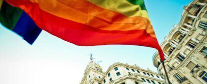 Una mujer ondea la bandera arcoiris en Madrid durante la celebración del Orgullo LGTBI+. GETTY IMAGES
