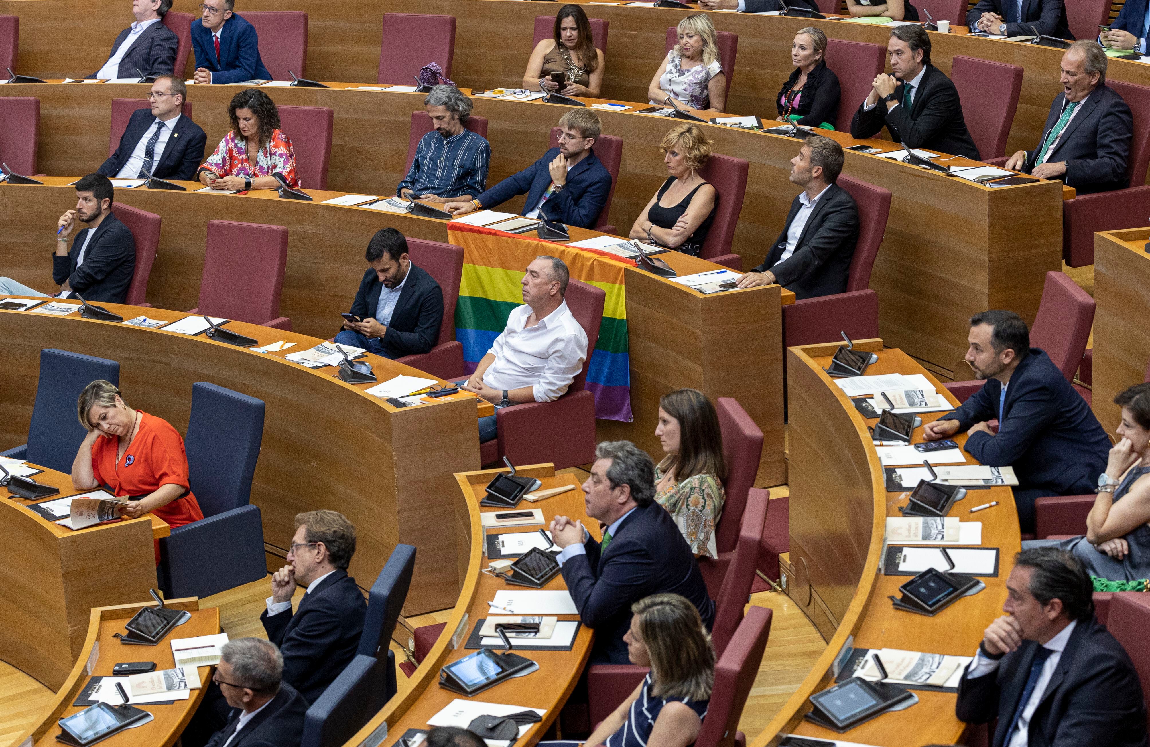  Varios diputados de Compromís han desplegado una bandera LGTBI durante la intervención de la nueva presidenta de Las Cortes Valencianas, la diputada de Vox, Llanos Massó.