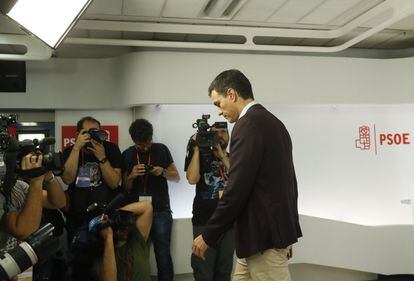 Pedro Sánchez tras la comparecencia pública en la que anunció su dimisión.