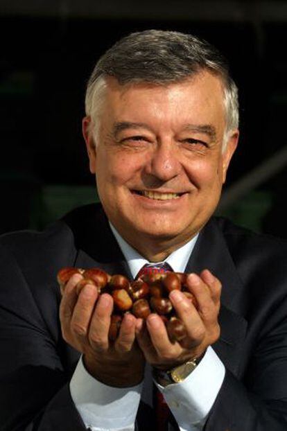 José Posada enseña castañas de su empresa.