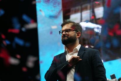 The president-elect, Gabriel Boric, greets his supporters after the elections this Sunday in Santiago de Chile.