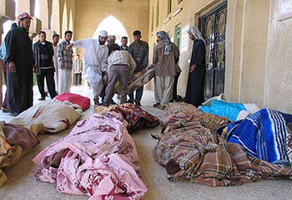 Los cuerpos de algunos de los iraquíes muertos durante los combates de ayer en Faluya yacen en el suelo.