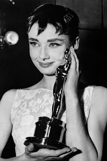 La actriz posando con su Oscar, el único de su carrera –a excepción del Premio Humanitario Jean Hersholt en 1992– a pesar de haber estado nominada por Sabrina, Historia de una monja, Desayuno con diamantes y Sola en la oscuridad.