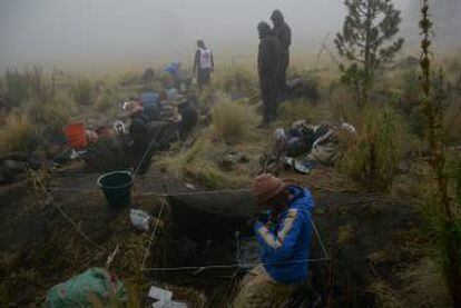 Los arqueólgos, en varias de las zanjas que cavaron en los llanos.