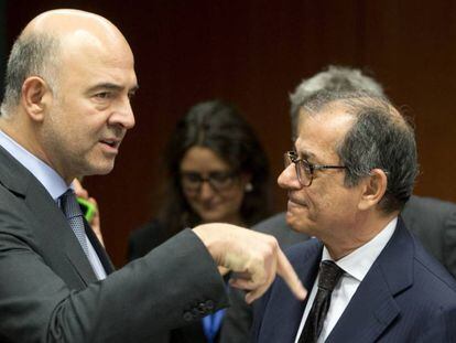 El comisario Pierre Moscovici y el ministro Giovanni Tria, el pasado lunes en Bruselas. En vídeo, declaraciones del vicepresidente de la Comisión Europea Valdis Dombrovskis.