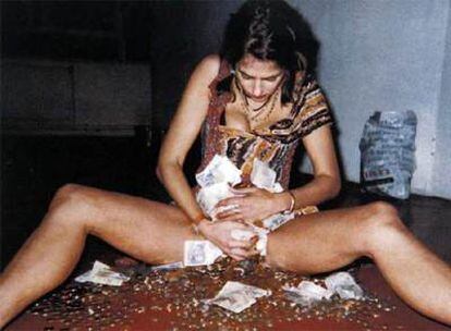 Fotografía de la artista británica Tracey Emin <i>Lo tengo todo </i>(2000).