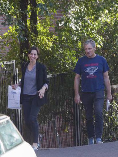 Ariadna Gil y Viggo Mortensen paseando por Madrid en 2016. Él con una camiseta de su equipo de fútbol.