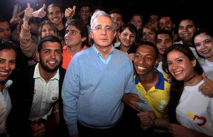 El expresidente Álvaro Uribe posa con un grupo de jóvenes que apoyan el 'no', este domingo en Ríonegro (Colombia).