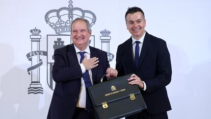 El exministro de Industria, Comercio y Turismo, Héctor Gómez (derecha), traspasa sus carteras de Industria y Turismo al exalcalde de Barcelona Jordi Hereu, en el Ministerio de Asuntos Económicos y Transformación, el 21 de noviembre.