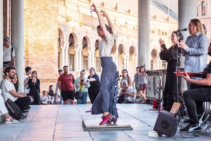 Una bailaora en la plaza de España de Sevilla.