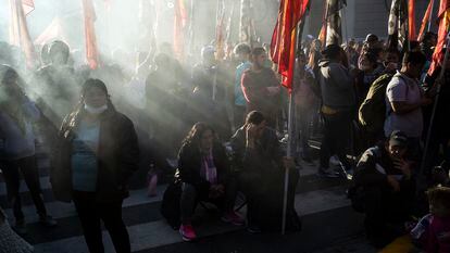 Trabajadores se reúnen durante un acto por el Día del Trabajo en Buenos Aires, Argentina, el domingo 1 de mayo de 2022.