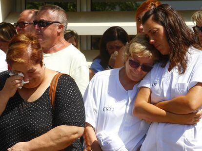 Compañeras de la mujer asesinada, durante la concentración de este jueves.