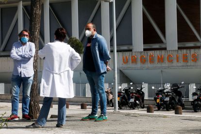 Camil Ros y Javier Pacheco ante el Hospital del Mar de Barcelona en un primero de mayo sin manifestaciones.