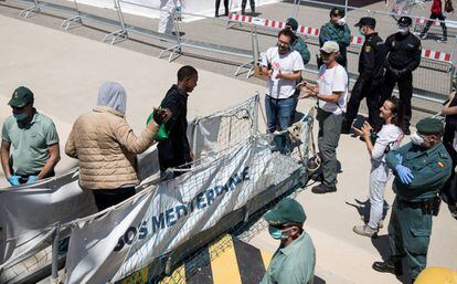 Personal de MSF aplauden a los primero migrantes que han bajado del buque 'Aquarius' en el Puerto de Valencia.