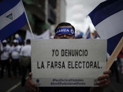 Nicaragüenses participan en una manifestación contra las elecciones presidenciales de su país, el domingo, en San José, Costa Rica.