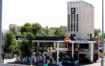 Gasolinera proyectada por Fern&aacute;ndez-Shaw en la avenida de Arag&oacute;n de Madrid.