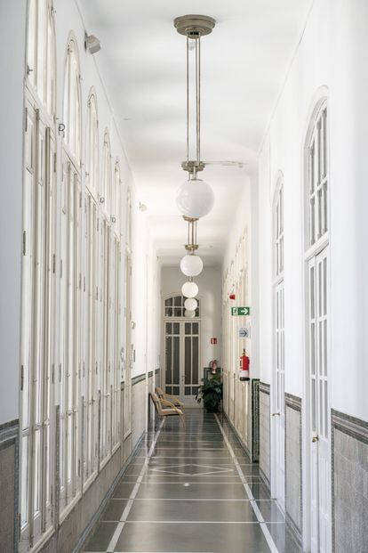 El elemento central del palacio de Maudes, antiguo Hospital de Jornaleros de San Francisco de Paula, lo constituyen los pabellones para enfermos, cuatro naves con amplias galerías abiertas dispuestas en diagonal y rematadas en dos cuerpos laterales coronados por sendos torreones, que se articulan desde un patio ambulatorio de forma octogonal. Palacios, que volvió a contar con la colaboración de Joaquín Otamendi, diseñó el hospital tomando como modelo el tradicional esquema de planta cruciforme, sobre el que introdujo las oportunas variaciones para adaptarlo a los requerimientos de la práctica de la medicina moderna.