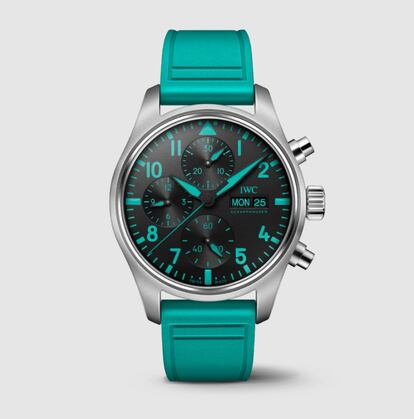 El reloj de Aviador Cronógrafo 41 Edición Mercedes-AMG Petronas Formula One™ Team está fabricado en titanio de grado cinco, ligero y resistente, incorpora una esfera negra con estampado y luminiscencia en el color verde característico del equipo Petronas. En su interior late el movimiento calibre 69385 de fabricación propia de la firma relojera IWC y se presenta con dos correas, una de piel de becerro y otra de caucho, que se pueden intercambiar gracias al sistema integrado EasX-Change®. Precio: 8.450 euros. www.iwc.com.