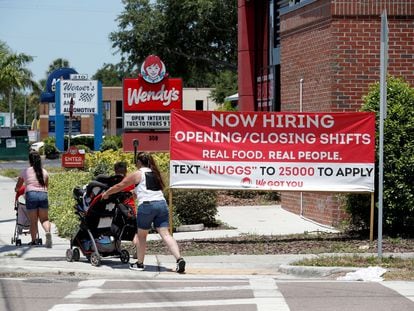 Anuncio de un restaurante de comida rápida en Tampa (Florida, EE UU) que busca empleados, el pasado 1 de junio.