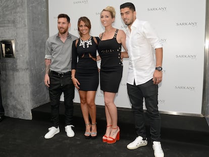 Lionel Messi junto a su esposa Antonella Roccuzzo, en la inauguración de la tienda de zapatos Sarkany en Barcelona.