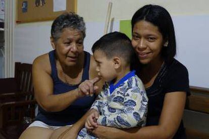 Susana Guevara (der.) y su hijo en el Centro de Migraciones de la Fundación Scalabrini, en Cúcuta (Colombia).