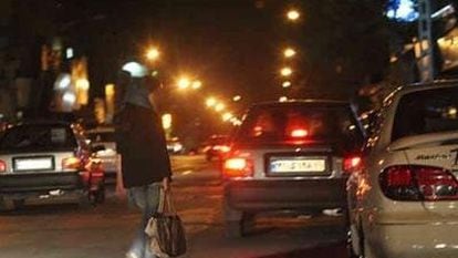 Prostitución callejera en Teherán (Irán),  en una imagen sin fecha.
