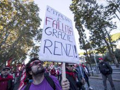 Manifestantes hoy en Roma contra la reforma laboral del Gobierno de Renzi.