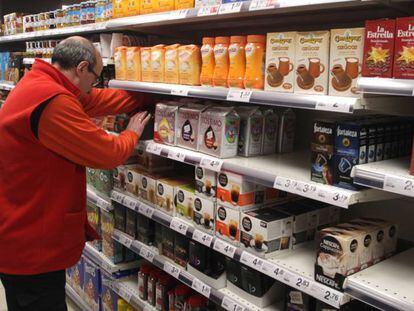 Un empleado en un supermercado Eroski en Madrid.