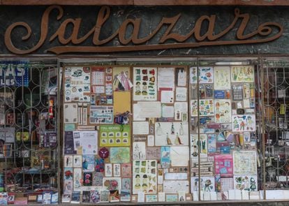 Carteleria de diseño gráfico antiguo en establecimientos históricos de Madrid. En la imagen, la Papelería Salazar, en la calle de Luchana.