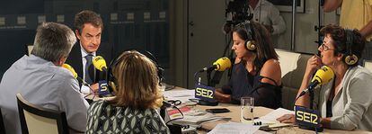 Los periodistas Carles Francino, Ángels Barceló, Montserrat Domínguez y Gemma Nierga, entrevistan a José Luis Rodríguez Zapatero en La Moncloa.