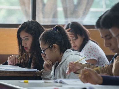 Estudiantes presentan un examen en Ciudad de México, en 2019.