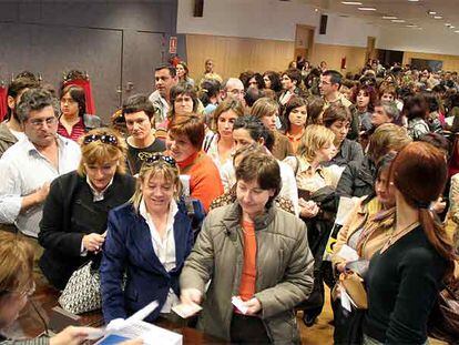 Empleados de Justicia del País Vasco en el momento de la votación, ayer en Bilbao.