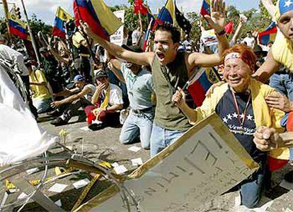 Manifestantes contra el presidente Chávez protestan ayer en Caracas ante las alambradas que les impiden llegar a la Comandancia General.