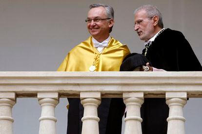 El oncólogo José Baselga y el rector de la Universitat de València, Esteban Morcillo, tras el acto de investidura de honoris causa del primero en la Nau.