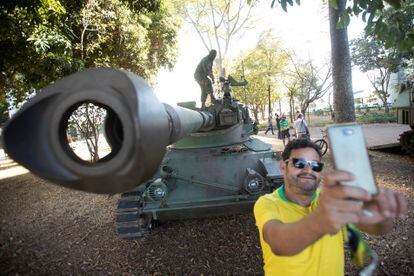 Un simpatizante de Jair Bolsonaro se toma una fotografía durante un desfile militar en Brasilia, este martes.