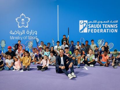 Nadal posaba junto a un grupo de niños en la Mahd Academy de Riad, el 10 de diciembre.