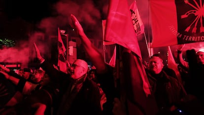 Neofascistas y falangistas protestan contra la amnistía y el presidente del Gobierno en el entorno de la sede federal del PSOE, en Madrid, el pasado día 19.