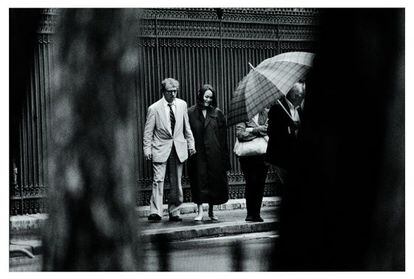 En 1994, a&ntilde;o y medio despu&eacute;s de revelarse la historia de amor entre Woody Allen y Soon-Yi, hija adoptiva de la ex pareja sentimental del director, Mia Farrow, esta foto tomada en Par&iacute;s dio la vuelta al mundo. Allen y Soon-Yi se casar&iacute;an tres a&ntilde;os despu&eacute;s en Venecia.