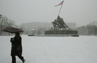 La nieve y el viento provocan la clausura de las oficinas del Gobierno federal en Washington. 