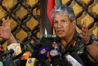 El jefe de las tropas rebeldes, Abdelfatah Yunes, durante su rueda de prensa en Bengasi.