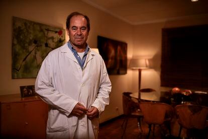 El médico Ramon Valls, presunto caso de reinfección por el coronavirus, en su casa de Calonge (Girona).