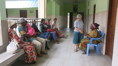 Sor Ángela saluda a los pacientes en la sala de espera del centro Télema, en República Democrática del Congo