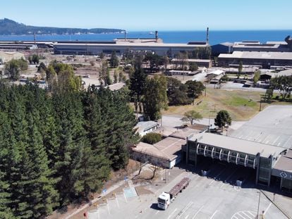 Vista de la Compañía Siderúrgica Huachipato S.A., la principal industria productora de acero en Chile, el 16 de marzo, en Talcahuano (Chile).