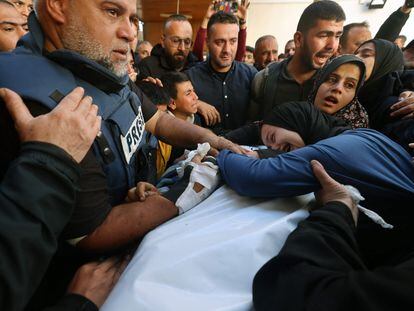 El periodista palestino Wael Dahdouh, jefe de la oficina de Al Jazeera en la Franja, llora la muerte de su hijo Hamza, que también trabajaba para la cadena y que ha muerto este domingo en un ataque al sur de Gaza.