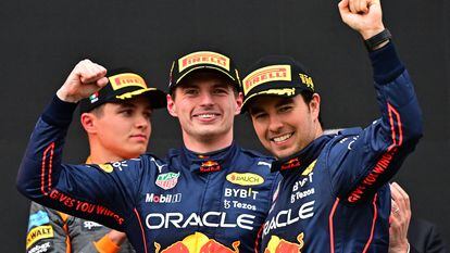 Verstappen y Checo Pérez celebran este domingo en el circuito de Imola (Italia).