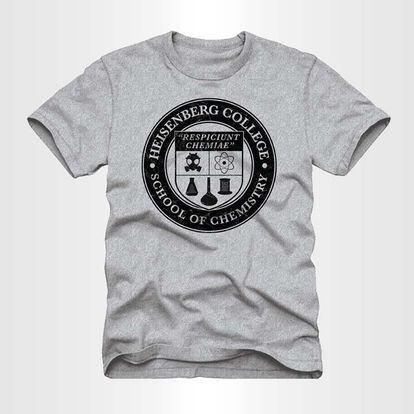 A más de uno le gustaría ir a la Universidad de Heisenberg. Como lo vemos un poco difícil, existe una camiseta para postular por ello (12,99 euros).