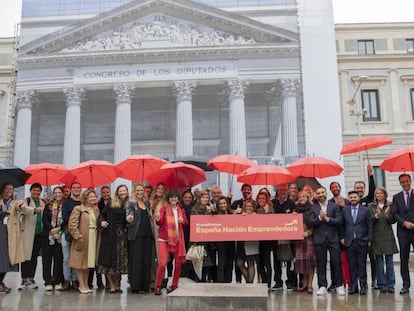 Emprendedores celebran la aprobación de la ley de startups el pasado 3 de noviembre frente al Congreso.