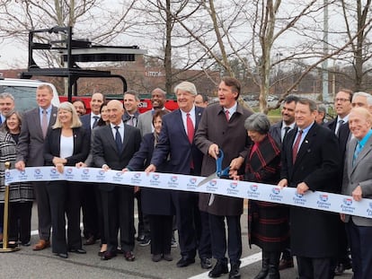 El gobernador de Virginia, Glenn Youngkin, corta la cinta inaugural de la autopista I-66 en presencia de otras autoridades y del presidente de Ferrovial, Rafael del Pino.