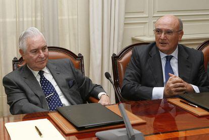 Carlos Dívar, a la izquierda, y Carlos Carnicer, presidentes del Supremo y del Consejo General de la Abogacía, respectivamente.